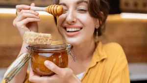 Właściwości zdrowotne miodów – który wybrać na zimę?